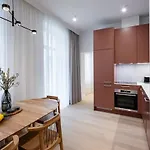아파트 Bright & Modern In Historic Raina Blvd Building I Near Park & Old Town