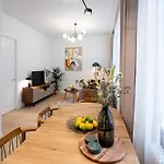 Bright & Modern In Historic Raina Blvd Building I Near Park & Old Town *