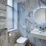 아파트 Bright & Modern In Historic Raina Blvd Building I Near Park & Old Town