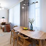 Bright & Modern In Historic Raina Blvd Building I Near Park & Old Town 아파트 *