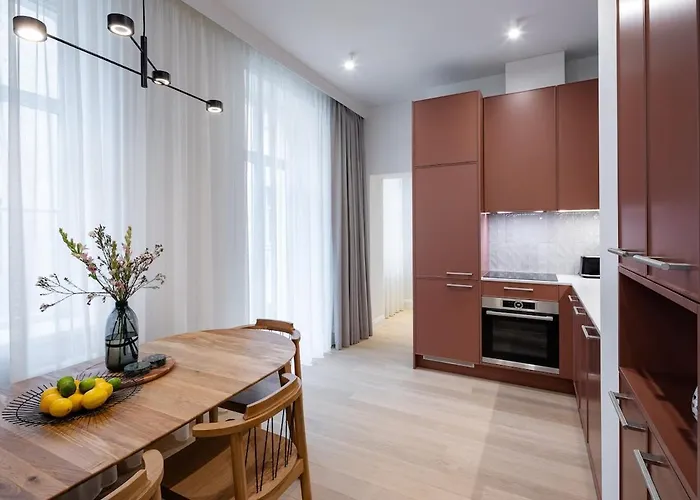 Dzīvoklis Bright & Modern In Historic Raina Blvd Building I Near Park & Old Town