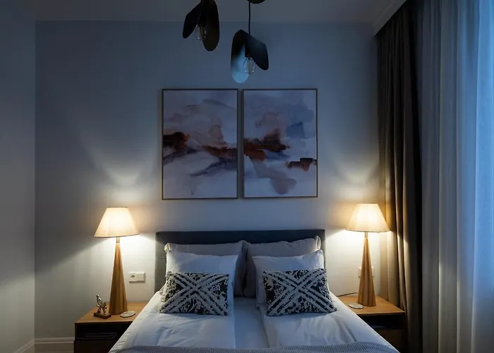 Bright & Modern In Historic Raina Blvd Building I Near Park & Old Town Dzīvoklis