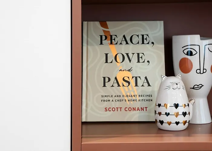 Dzīvoklis Bright & Modern In Historic Raina Blvd Building I Near Park & Old Town *