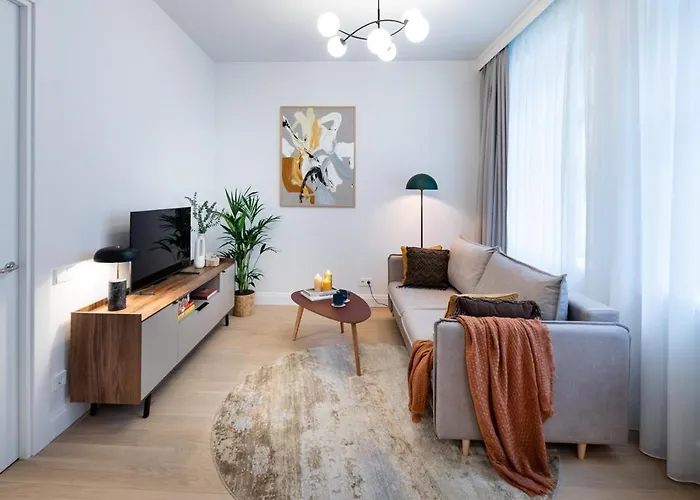 Bright & Modern In Historic Raina Blvd Building I Near Park & Old Town Dzīvoklis