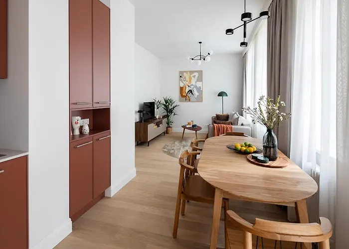 Dzīvoklis Bright & Modern In Historic Raina Blvd Building I Near Park & Old Town *