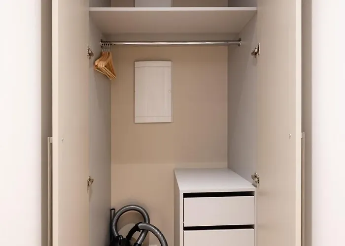 Bright & Modern In Historic Raina Blvd Building I Near Park & Old Town Dzīvoklis Riga