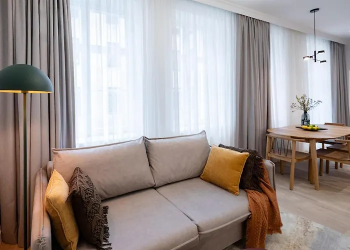 Dzīvoklis Bright & Modern In Historic Raina Blvd Building I Near Park & Old Town Riga