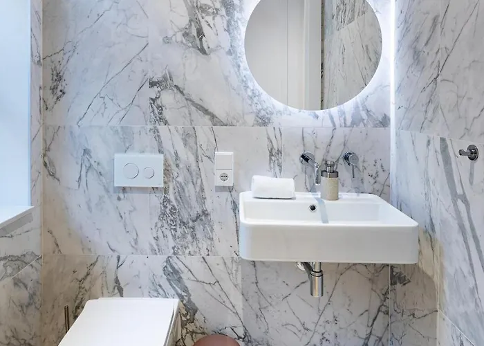 Bright & Modern In Historic Raina Blvd Building I Near Park & Old Town Dzīvoklis