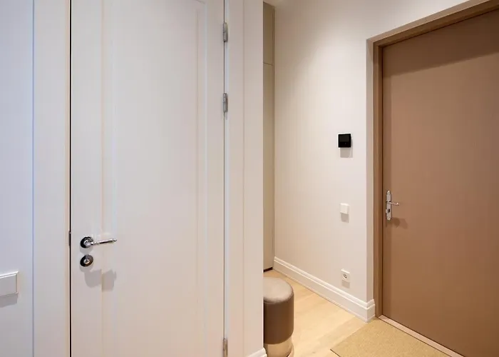 Dzīvoklis Bright & Modern In Historic Raina Blvd Building I Near Park & Old Town