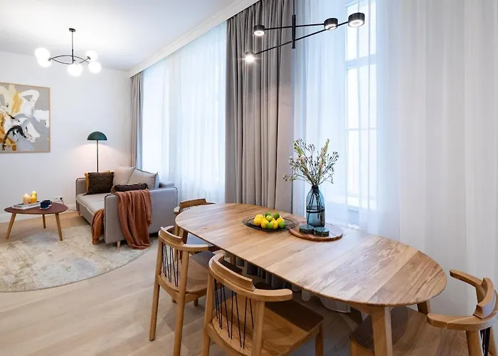 Bright & Modern In Historic Raina Blvd Building I Near Park & Old Town Dzīvoklis *