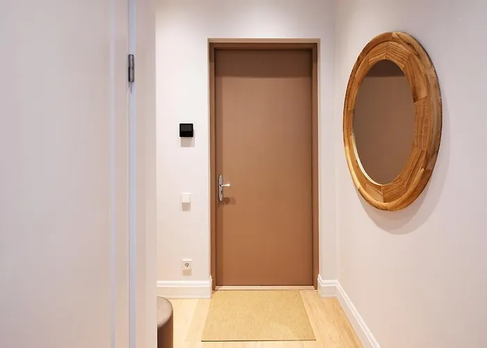 Dzīvoklis Bright & Modern In Historic Raina Blvd Building I Near Park & Old Town