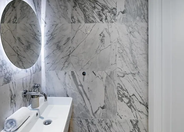 Dzīvoklis Bright & Modern In Historic Raina Blvd Building I Near Park & Old Town *