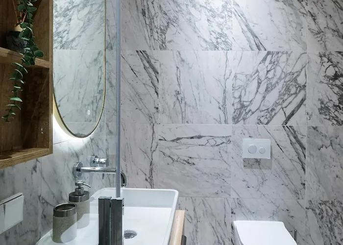 Dzīvoklis Bright & Modern In Historic Raina Blvd Building I Near Park & Old Town Riga