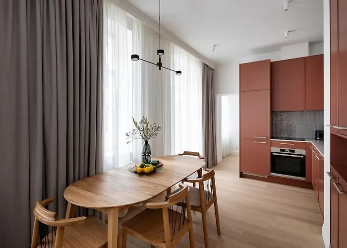 Dzīvoklis Bright & Modern In Historic Raina Blvd Building I Near Park & Old Town