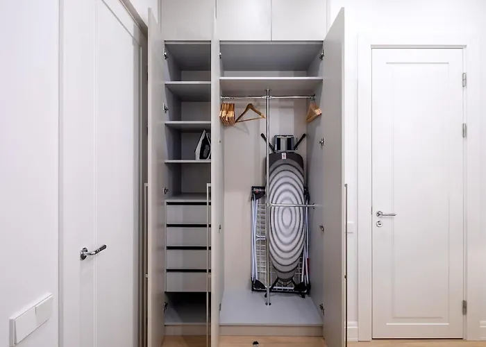 Bright & Modern In Historic Raina Blvd Building I Near Park & Old Town Dzīvoklis Riga