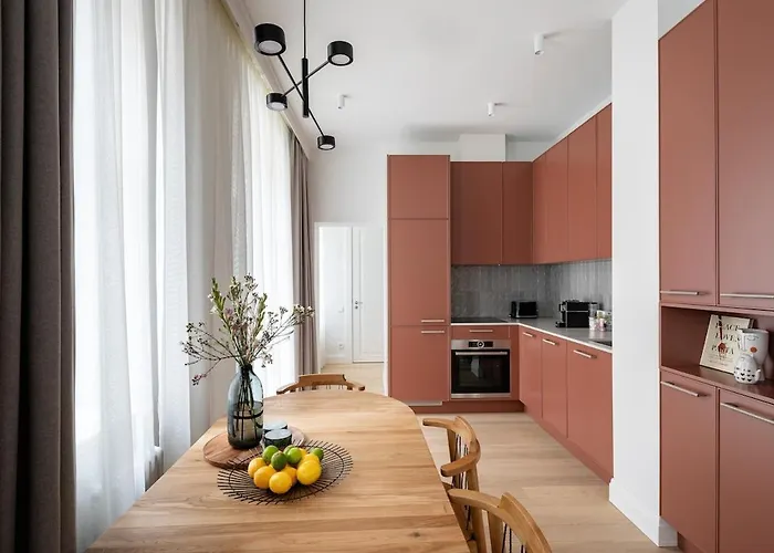 Dzīvoklis Bright & Modern In Historic Raina Blvd Building I Near Park & Old Town