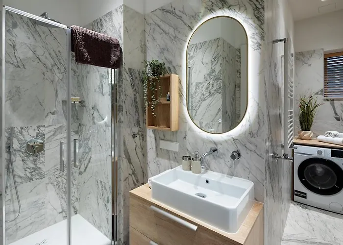 Bright & Modern In Historic Raina Blvd Building I Near Park & Old Town Dzīvoklis *