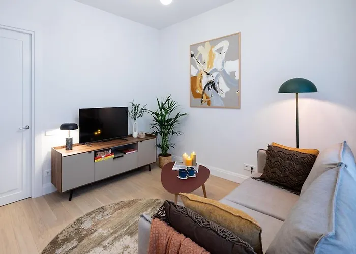 Dzīvoklis Bright & Modern In Historic Raina Blvd Building I Near Park & Old Town *