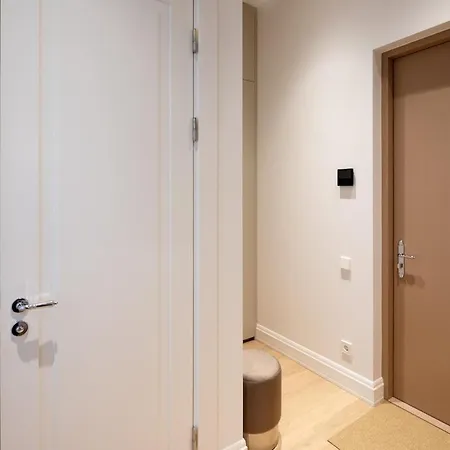 아파트 Bright & Modern In Historic Raina Blvd Building I Near Park & Old Town