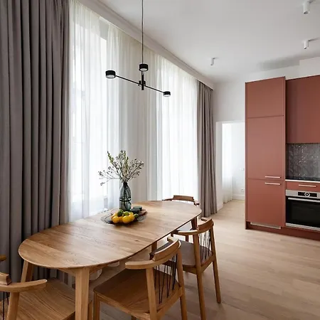 아파트 Bright & Modern In Historic Raina Blvd Building I Near Park & Old Town