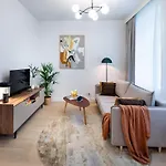 Bright & Modern In Historic Raina Blvd Building I Near Park & Old Town Dzīvoklis