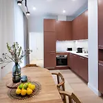 Bright & Modern In Historic Raina Blvd Building I Near Park & Old Town Dzīvoklis