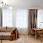 Dzīvoklis Bright & Modern In Historic Raina Blvd Building I Near Park & Old Town