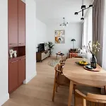 Dzīvoklis Bright & Modern In Historic Raina Blvd Building I Near Park & Old Town *