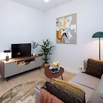 Dzīvoklis Bright & Modern In Historic Raina Blvd Building I Near Park & Old Town *
